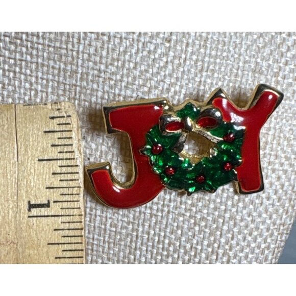 Christmas Joy Enamel Pin Badge With Wreath Design 1.5" - Picture 4 of 5